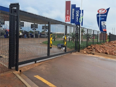 Durable mesh fence with anti-cut panels and electric fencing extension for industrial site protection