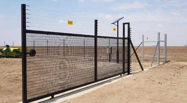 High-performance cantilever gate installed at industrial site, paired with mesh fence panels for smooth, obstruction-free operation
